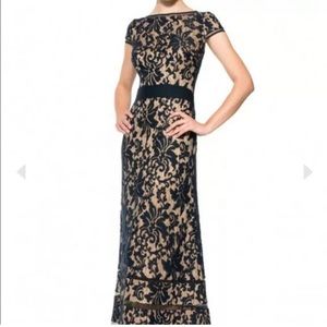 TADASHI SHOJI EMBROIDERED LACE CAP SLEEVE GOWN IN NAVY / NUDE Size 12